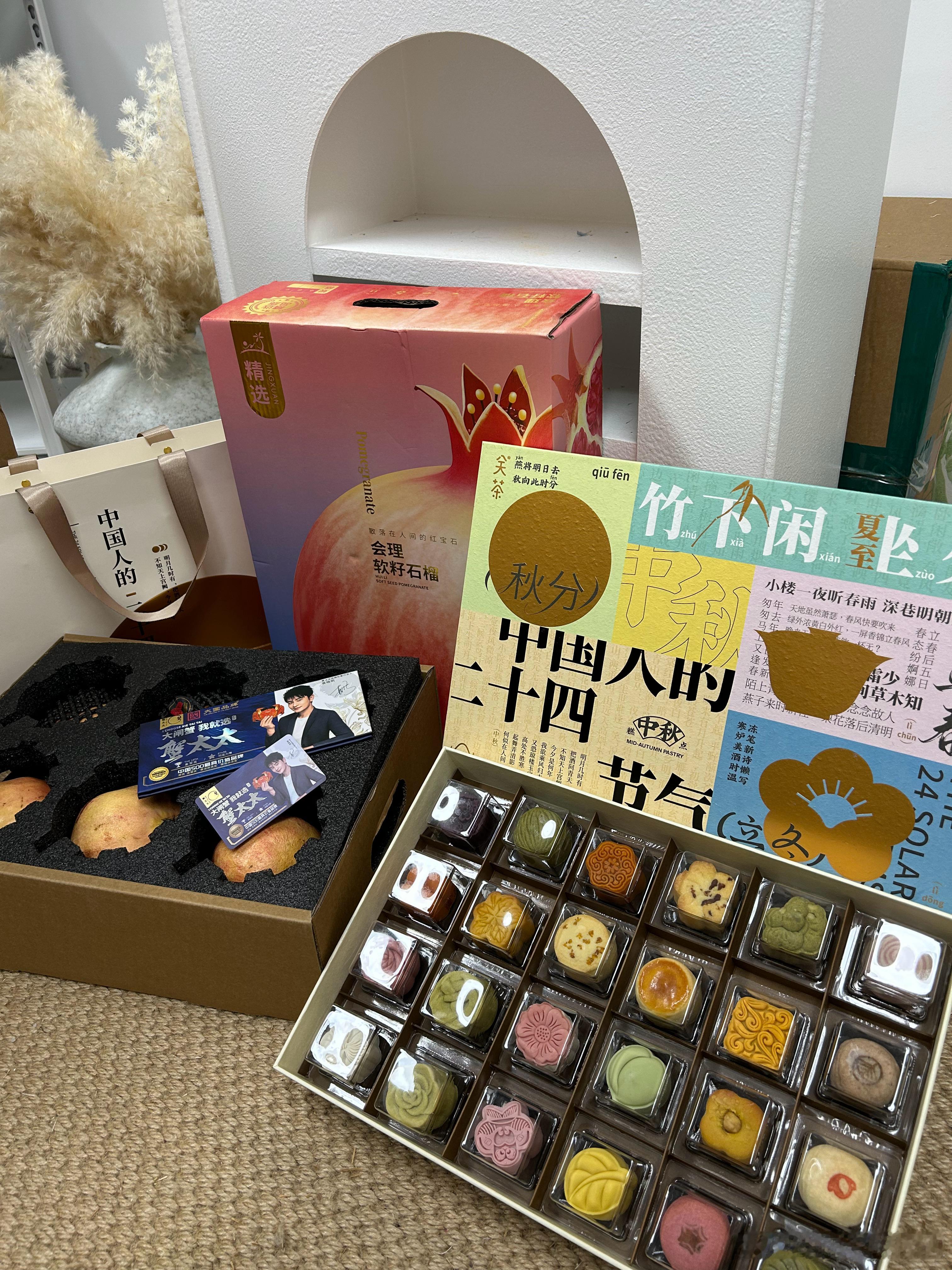 中秋节给公司小伙伴准备的节日礼物🎁一盒不普通又好吃好看好寓意的月饼🥮一张好
