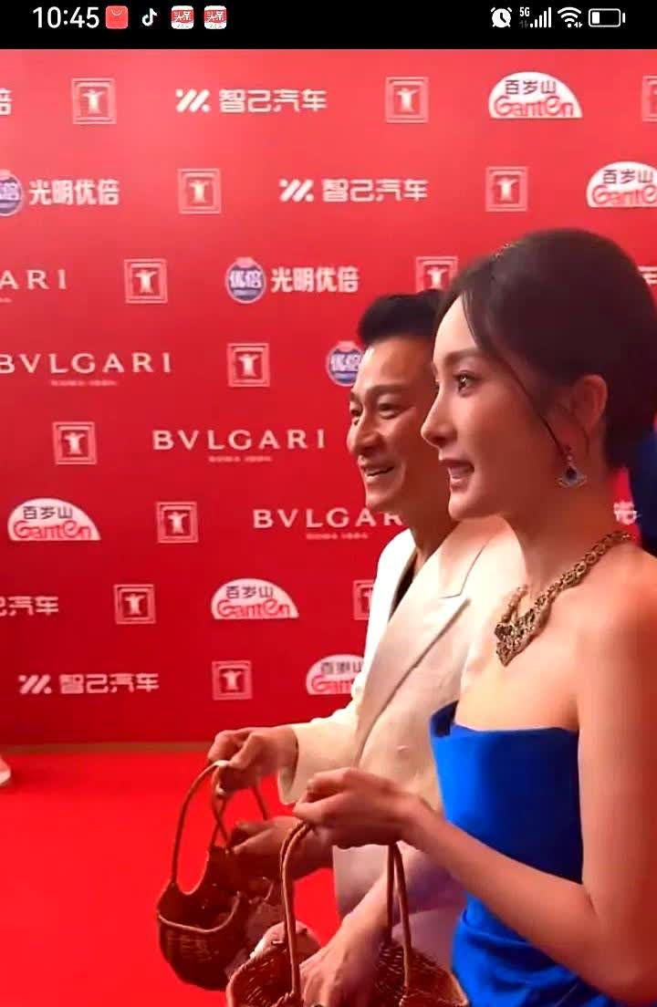 救命！上海电影节被杨幂笑死别人红毯上忙着摆造型，她倒好，全程眼神