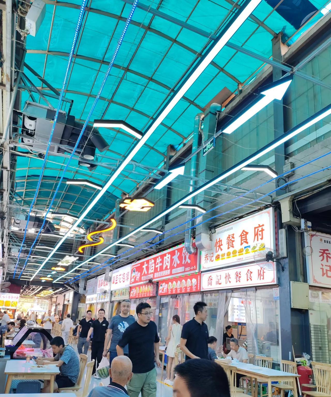昨天到西安已是中午两点多了，和孩子们一起去小区附近市场里吃面，女儿