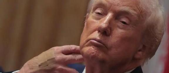 钞票堆成山又怎样。唐纳德·特朗普79岁了，口袋里揣着525个亿。他名下停着私人波