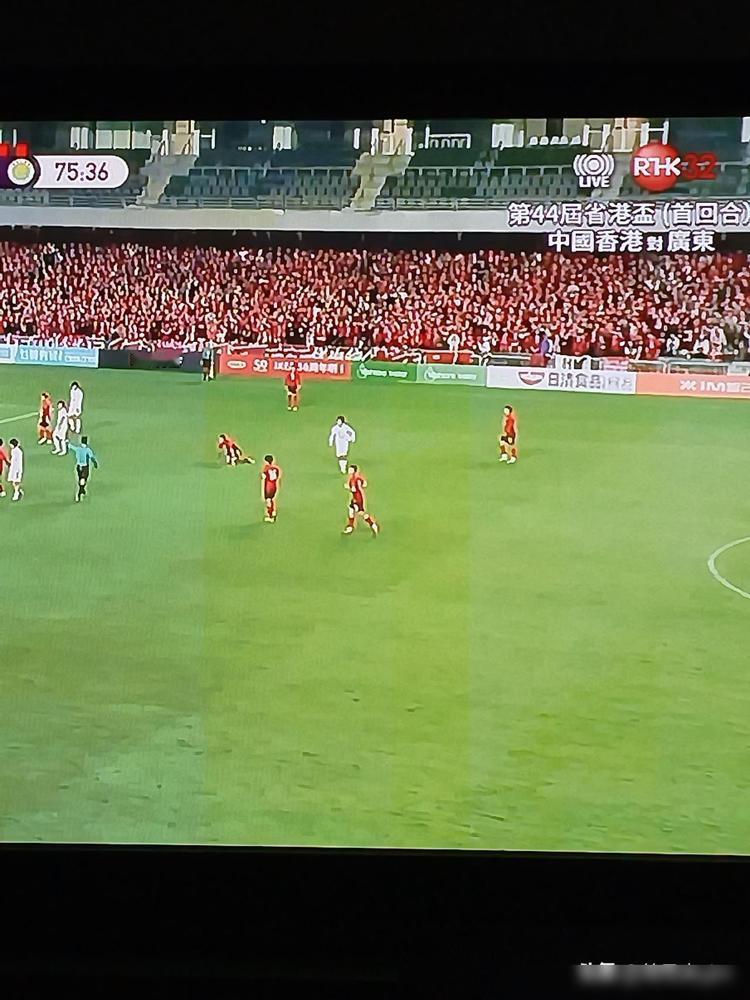 一年一度的省港杯太离谱，裁判竟然连判广东足球队两名队员红牌，这个球还怎么踢呢？