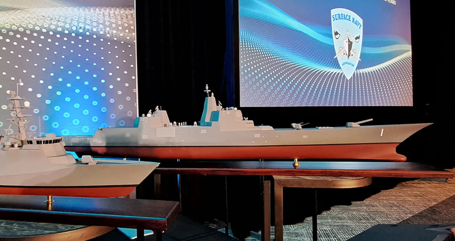 跟概念图相比，模型的127舰炮更靠前一些