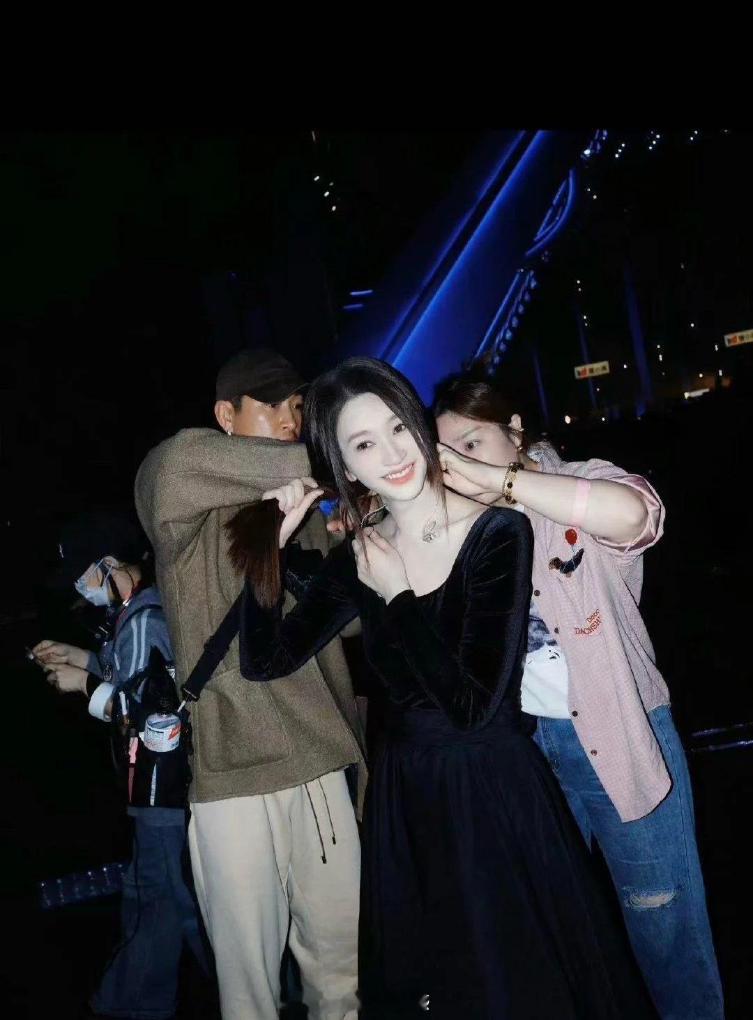 李小冉真的冷白皮，我p都不敢p这么白啊