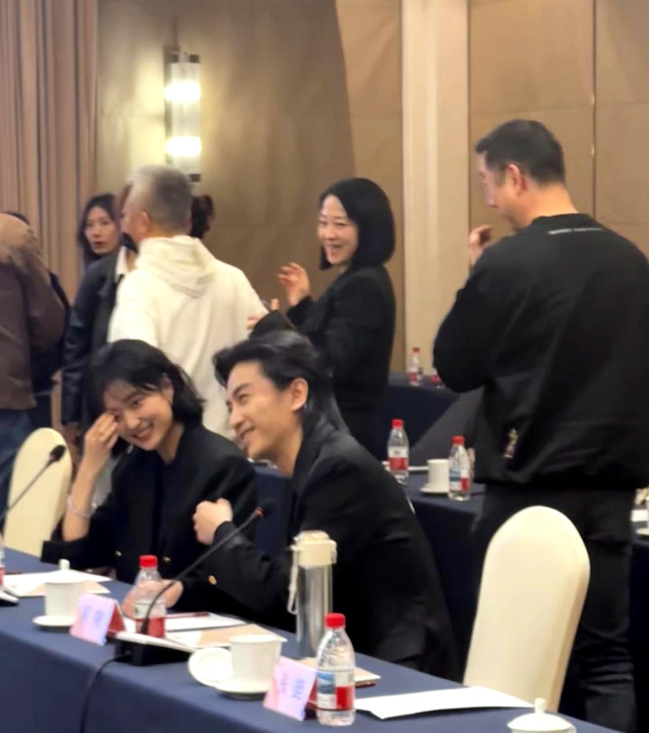 爆了！**陈晓在镜头前笑到“失禁”，刘亦菲一眼“锁死”他！**这不是演的，妈