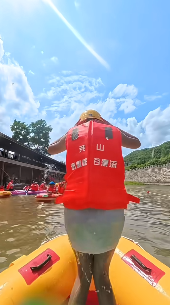 在炎热的夏季和闺蜜们出来漂个流