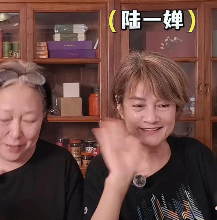 台湾省知名“艳星”女王蜂陆一婵也定居大陆了！还要与老友方芳外出游玩，先从丹东
