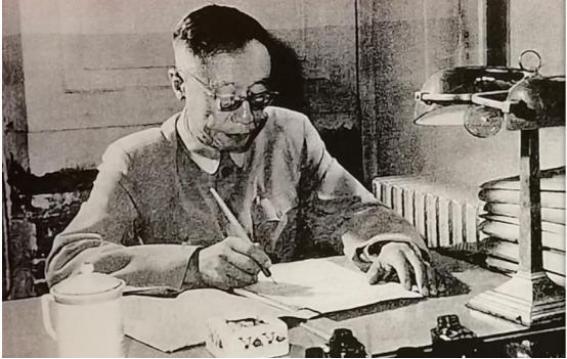 1963年，溥仪在北京街道闲逛，看到一烧饼摊，于是便买了一个。没想到刚吃了一口，