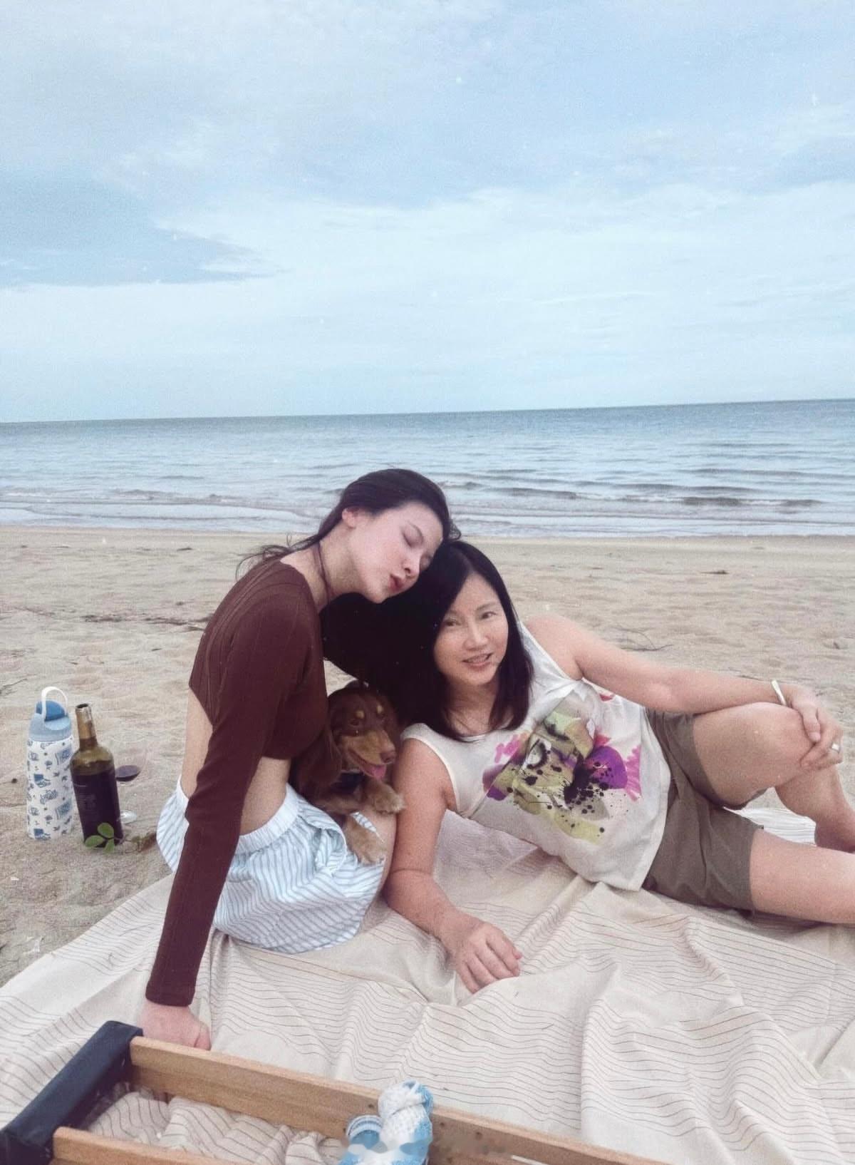 baifernbaifern一家旅行，哥和妹妹都像爸爸