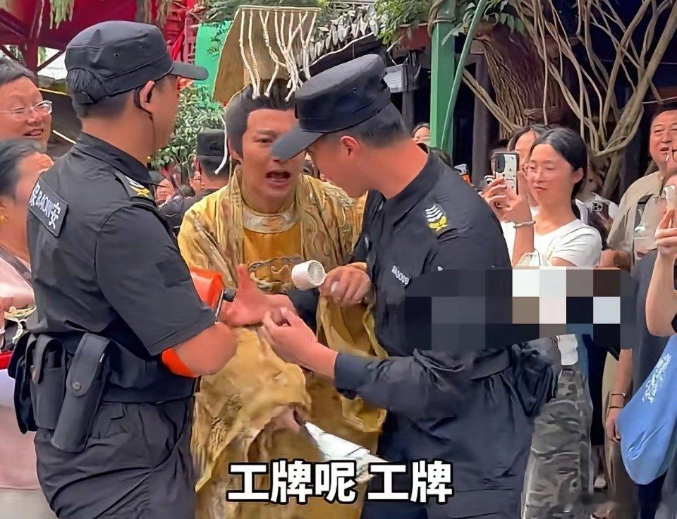 8月5日郑国霖去景区上班表演时被保安拦下来了。保安问他要工牌。郑国霖说“我是郑国