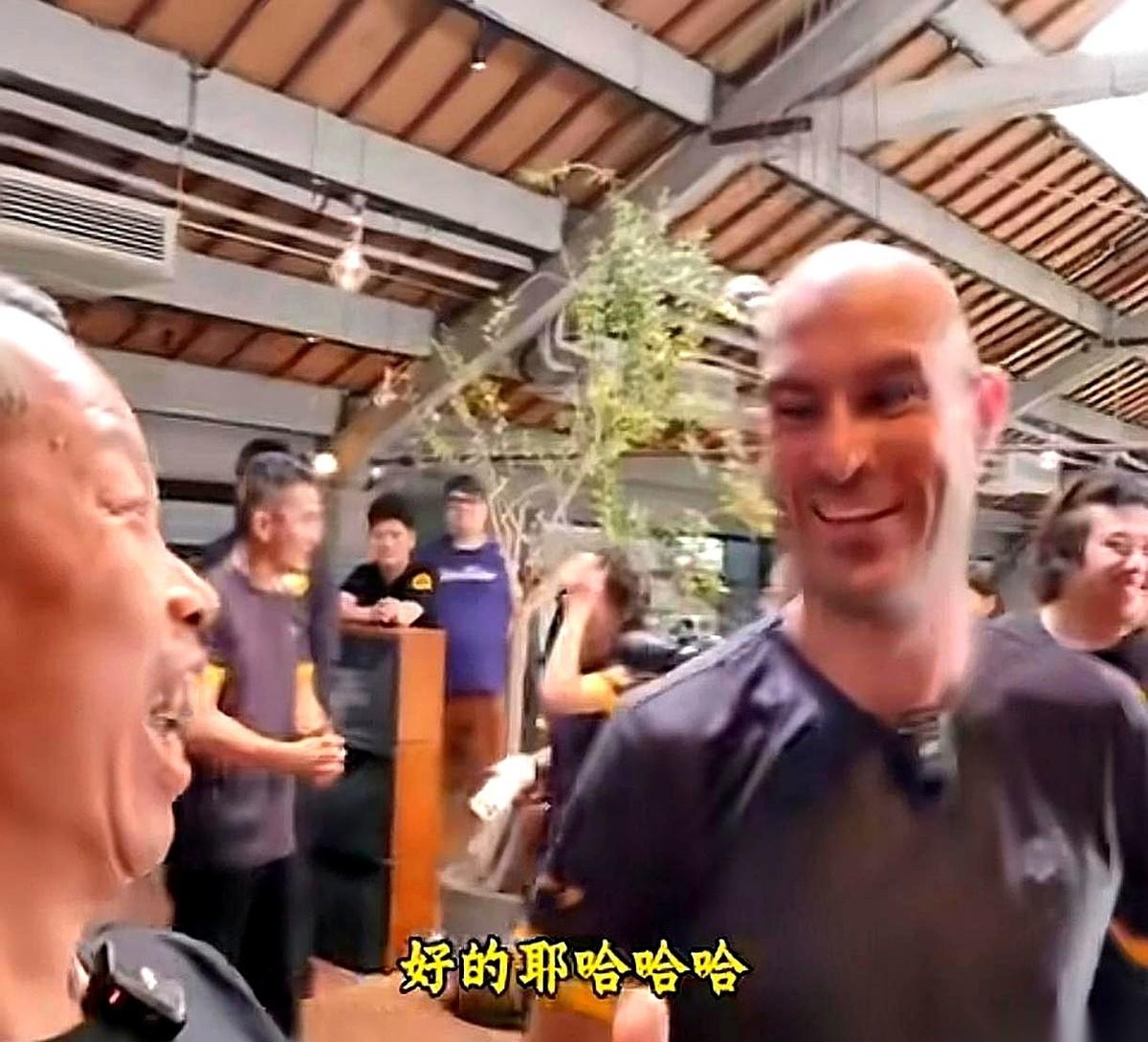 德比斯来中国三天，张雪连面都没露。网上不少人看不懂了，说这张雪架子也太大了，不