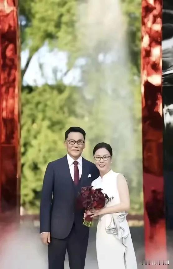 以李国庆现在的身价，找啥样的找不着啊，肤白貌美的，青春靓丽的，只要他愿意，肯定乌