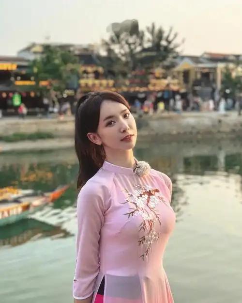 看到最近因为张雅琪，花小琪再一次引起讨论。其实姐姐们早就一次次地在教她怎么为