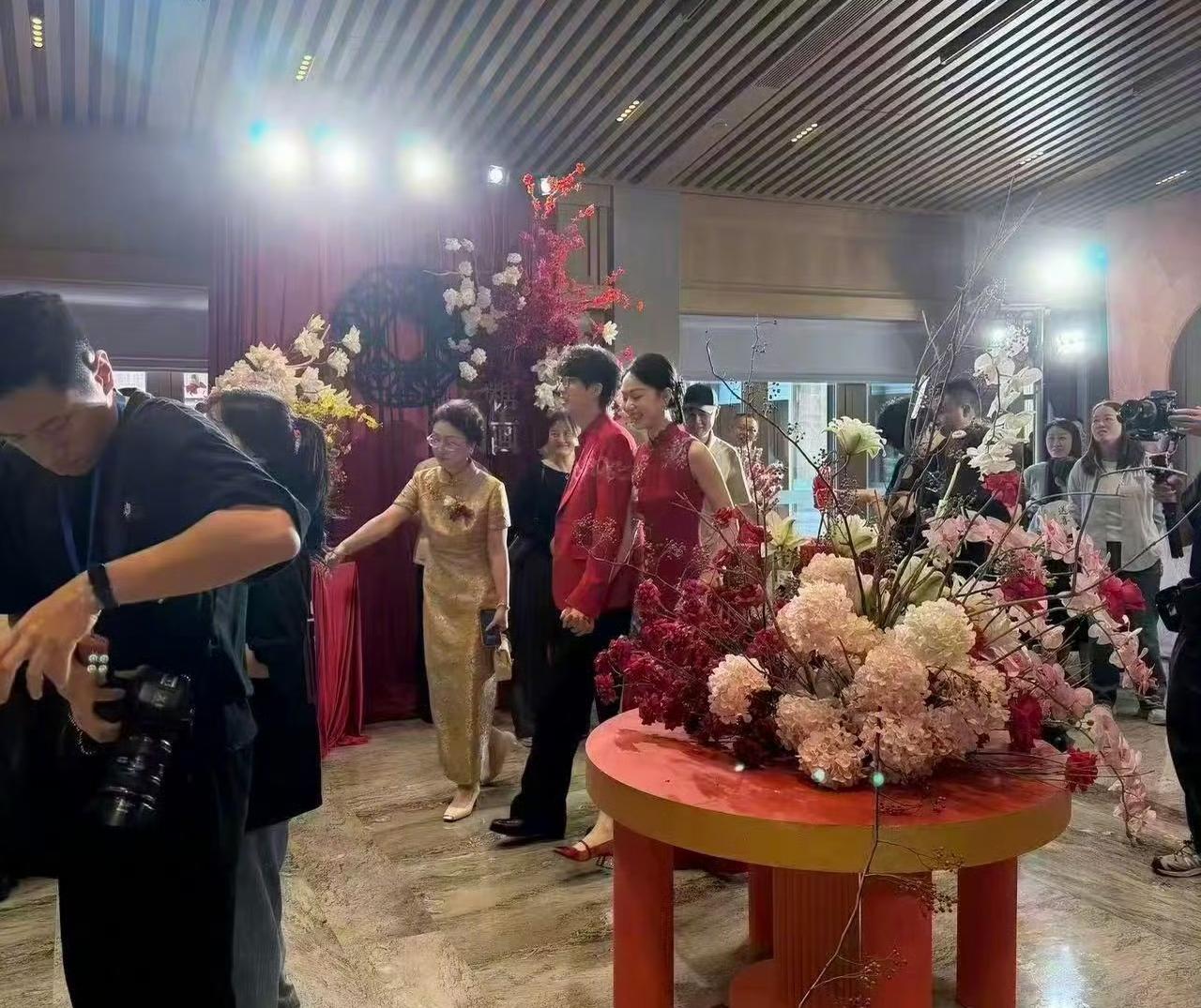 许嵩婚礼现场曝光。据说伴手礼内还有价值3万元的奢侈品。里面含海蓝之谜护肤品和香奈