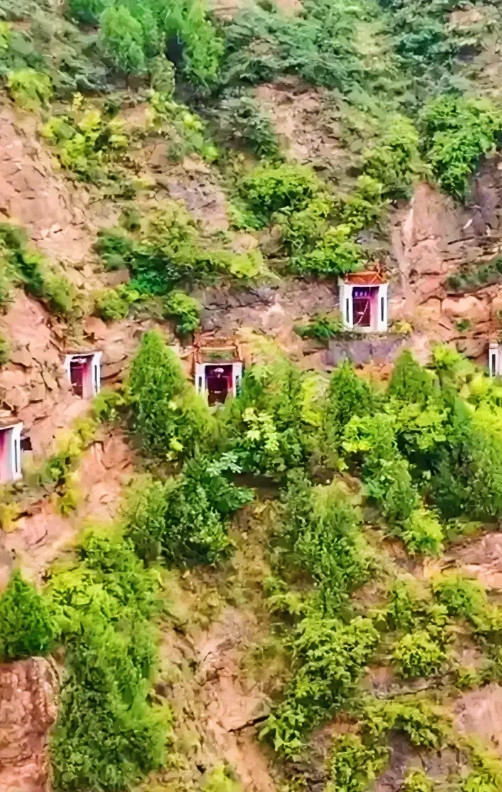 广西桂林，有一名女子跟家人到桂林旅游，在爬山的时候，发现对面山坡上建着七八间红色