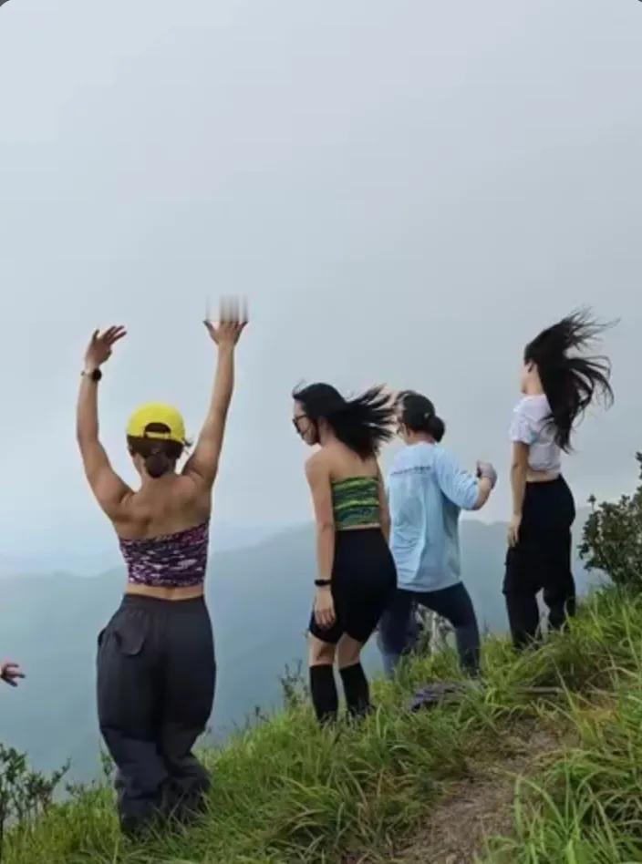 现在的大龄剩女开始对零零后下手了，而她们之所以选择零零后，是因为零零后很多都是刚