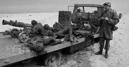 当年伊拉克80号公路的惨状。号称当时世界第三军事强国的伊拉克，在被美国人干掉了5