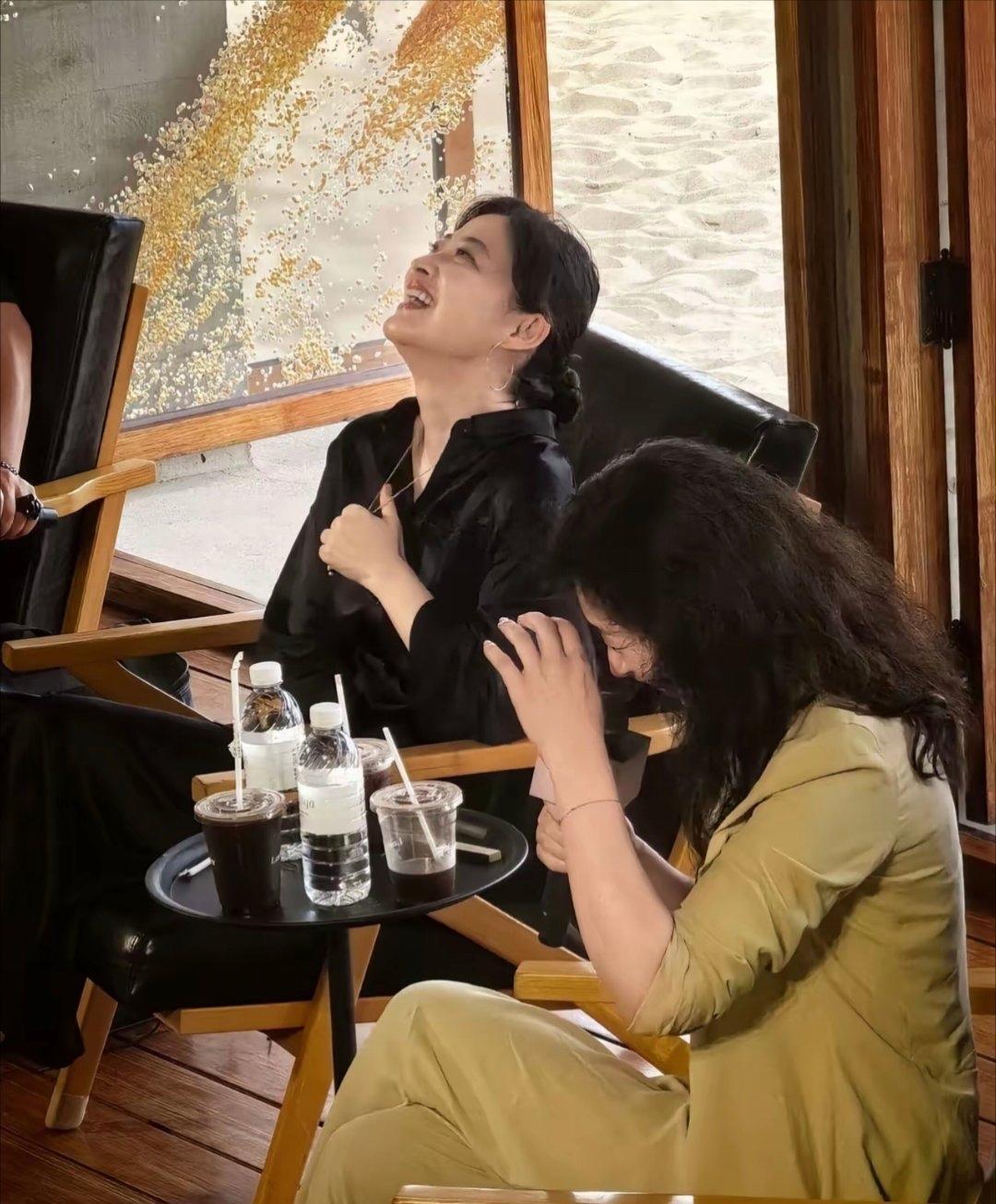 梅婷这是在阿那亚海边跟浪花唠嗑呢吧？真没见过这么“脱俗”的长相，清汤寡水挂的