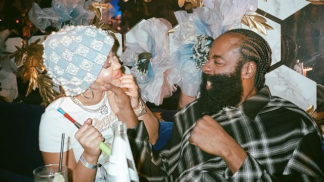 哈登请假离队真因揭秘！疑似二孩出生 女友推婴儿车引热议