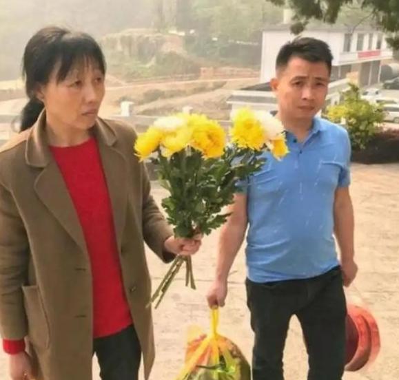 1984年，一战士壮烈牺牲，其新婚20天妻子拒绝改嫁，坚持生下遗腹子，35年后，