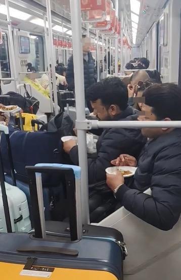 上海，一男子乘坐高铁，可刚一进车厢，一股肉馅味就扑面而来，男子扫了眼车厢，发现不
