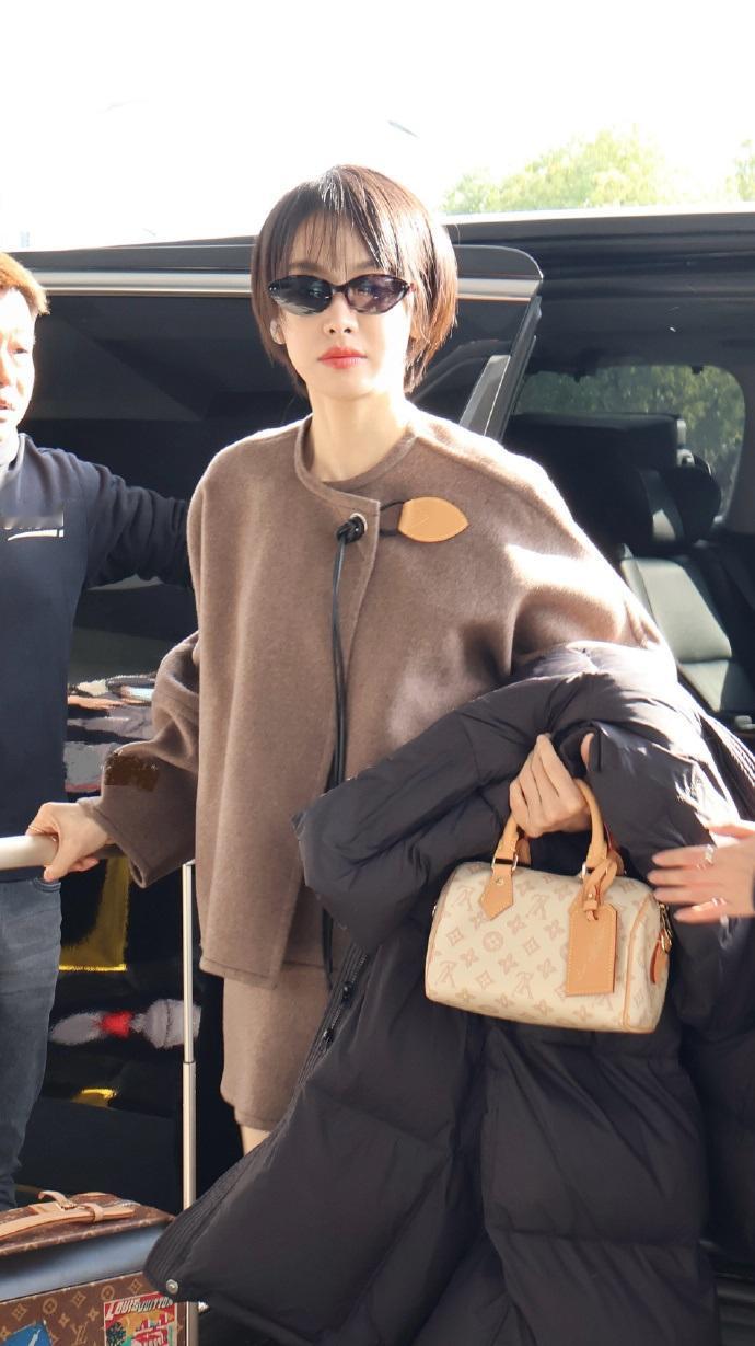 今天宋茜现身宁波机场，她这回搭配的很有高级感，看起来也格外的年轻。宋茜上身穿