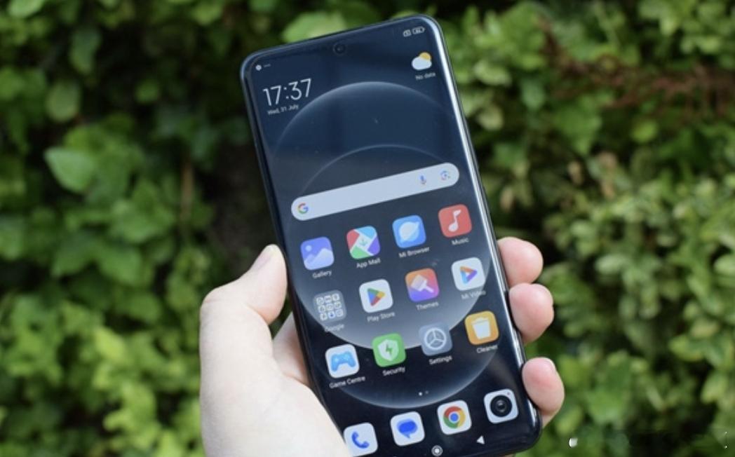 据爆料，小米17Ultra会在12月亮相，配备1英寸超大底主摄，光圈为f/1.