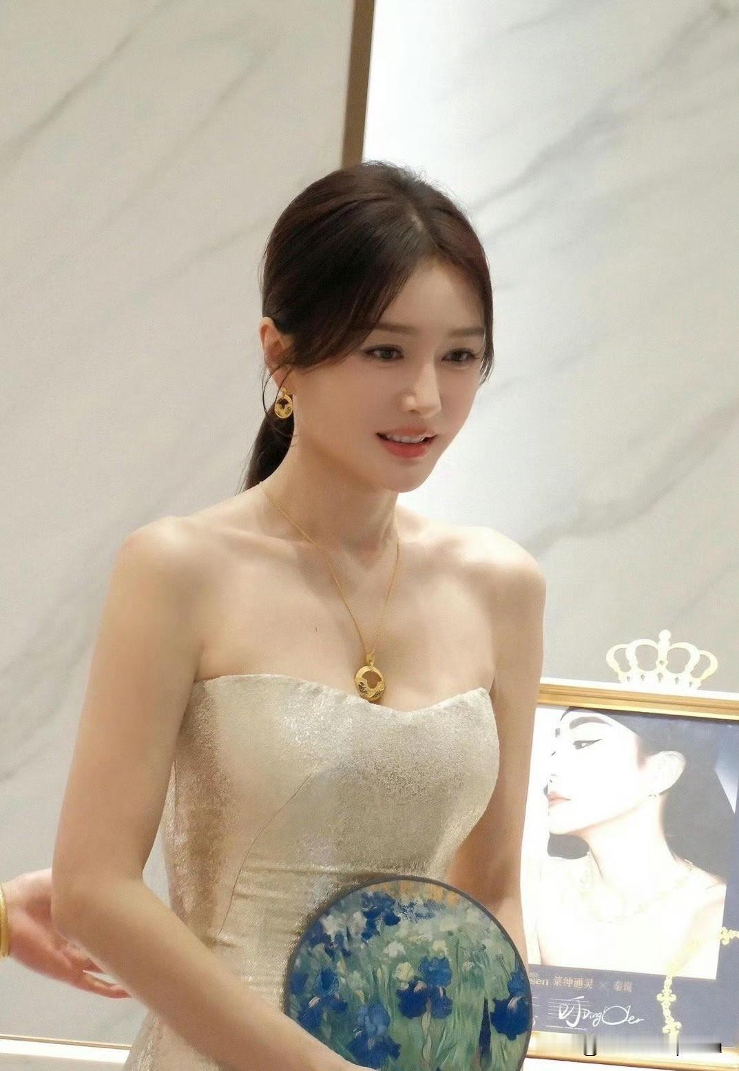 秦岚姐姐这组长发照真的绝了！46岁状态还能这么好，发量惊人氛围感直接拉满～长