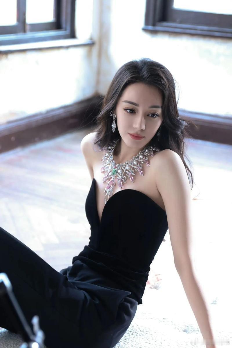 热巴五官像是被上帝精心雕琢过，眉眼藏着星光，笑起来连风都变得温柔真的太喜欢热巴了