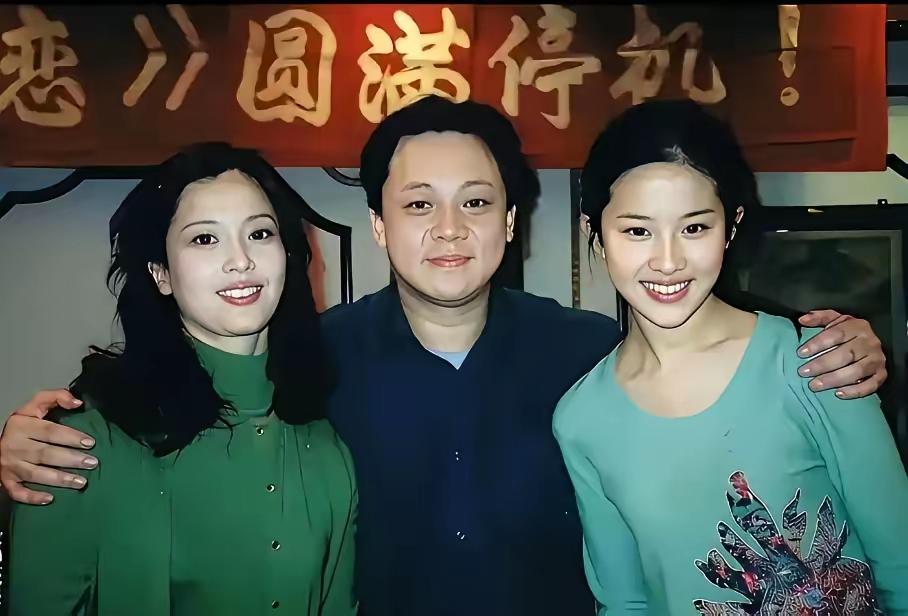 这是《五月之恋》杀青合影，左侧是刘亦菲母亲刘晓莉，中间为导演，右侧是刘亦菲。