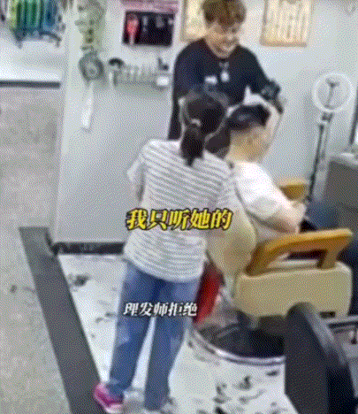 江苏，一妈妈带女儿去理发店理发，等待期间妈妈就上前与理发师沟通，她想让女儿剪什么