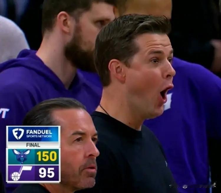 在今天爵士主场以95：150惨败于黄蜂的赛后，发生了特别耐人寻味的一幕。当比赛的