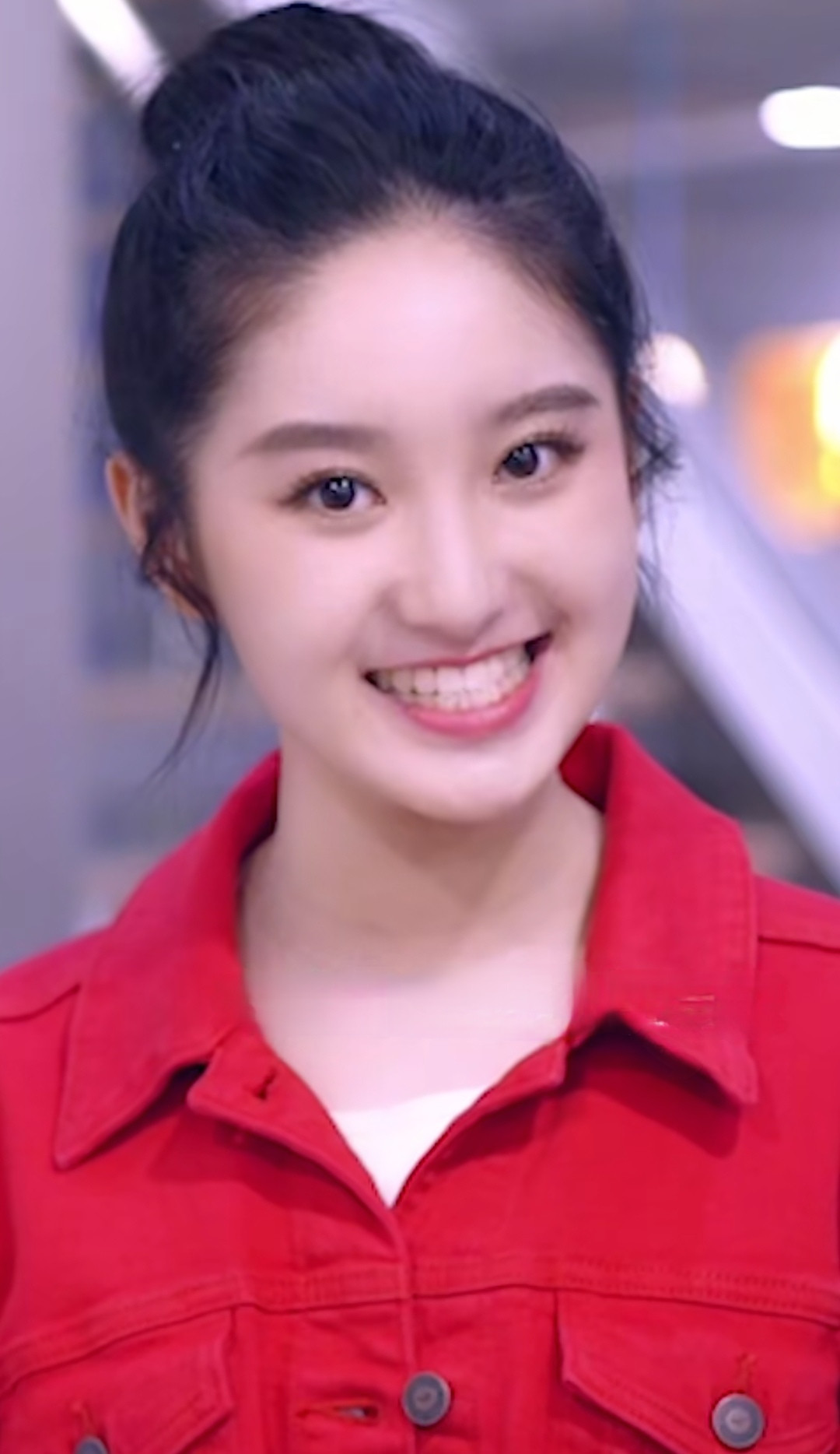 公认的央视颜值天花板？严尚嘉当年一亮相就美得让人过目不忘，圆润饱满...