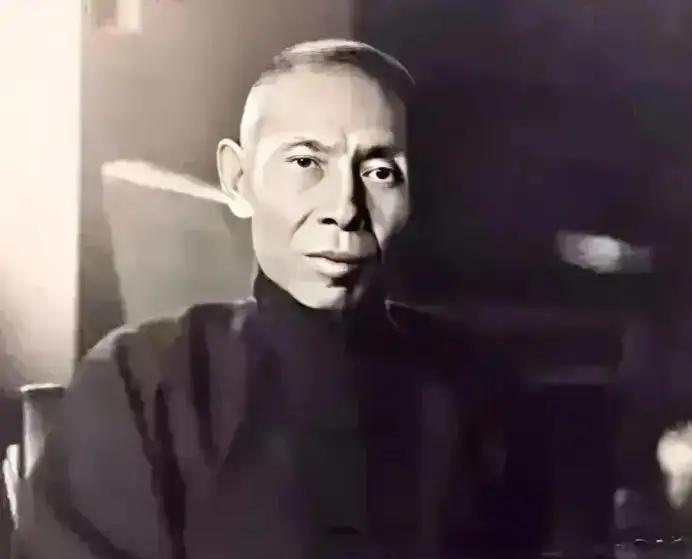 1947年秋天，杜月笙六十大寿宴会现场，屋顶一块石灰脱落，不偏不倚砸中淞沪警备司