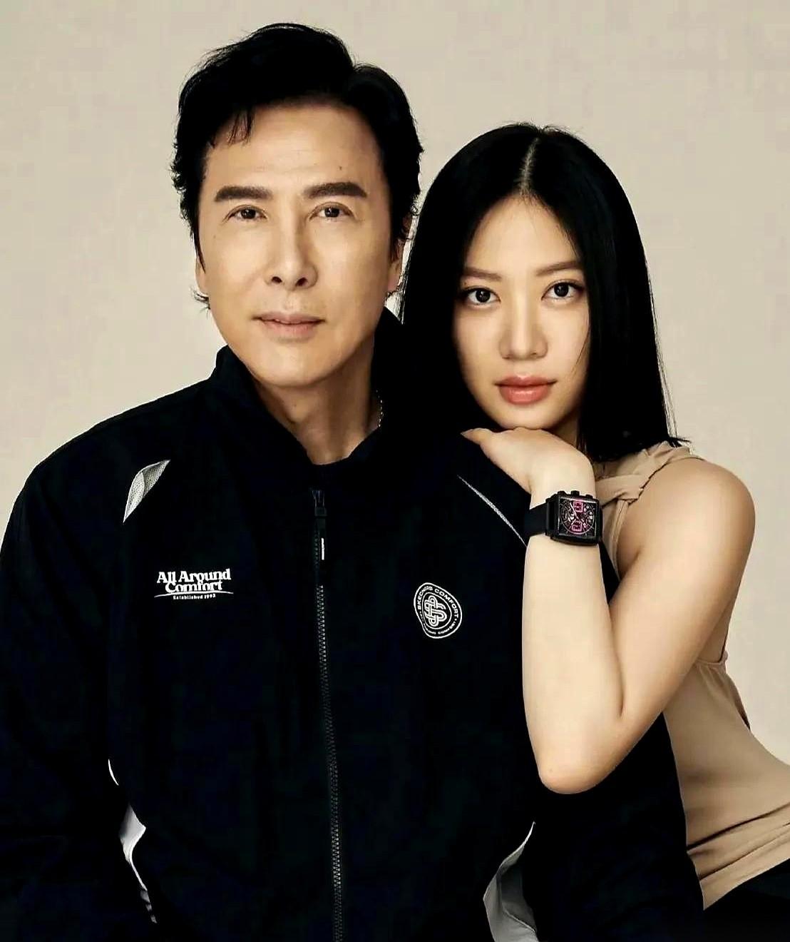 我天，刚刷到甄子丹和他女儿的合照，吓我一跳。那姑娘才19岁，个子已经一米八了，