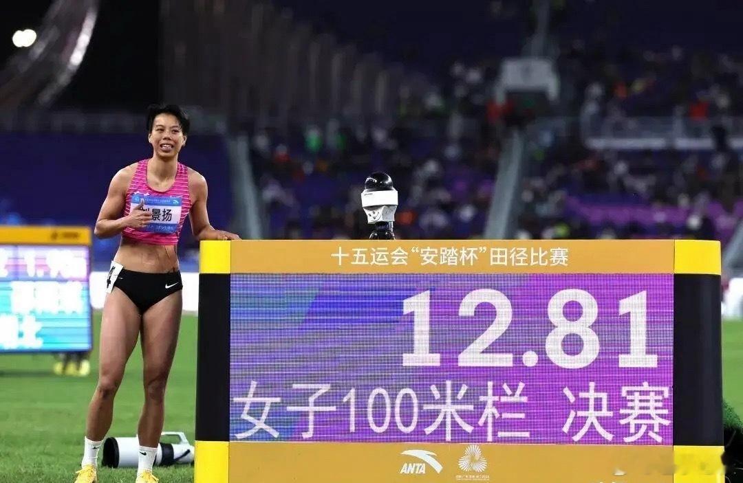 哎呀，吴艳妮又是银牌从直播视角来看，刚开始基本一条线，大家起跑一致，到第三栏的时