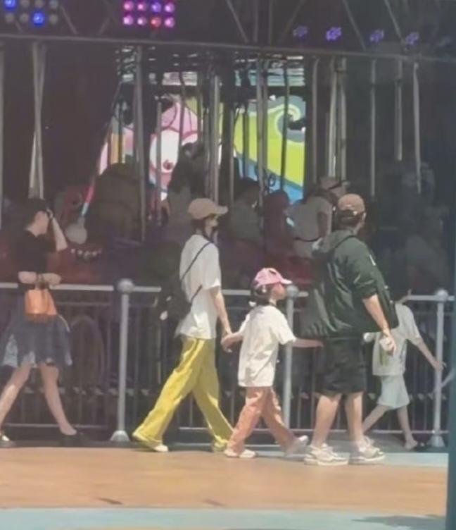 43岁唐嫣和老公罗晋带5岁女儿现身新加坡环球影城，夫妻俩牵着女儿的手，看起来好幸