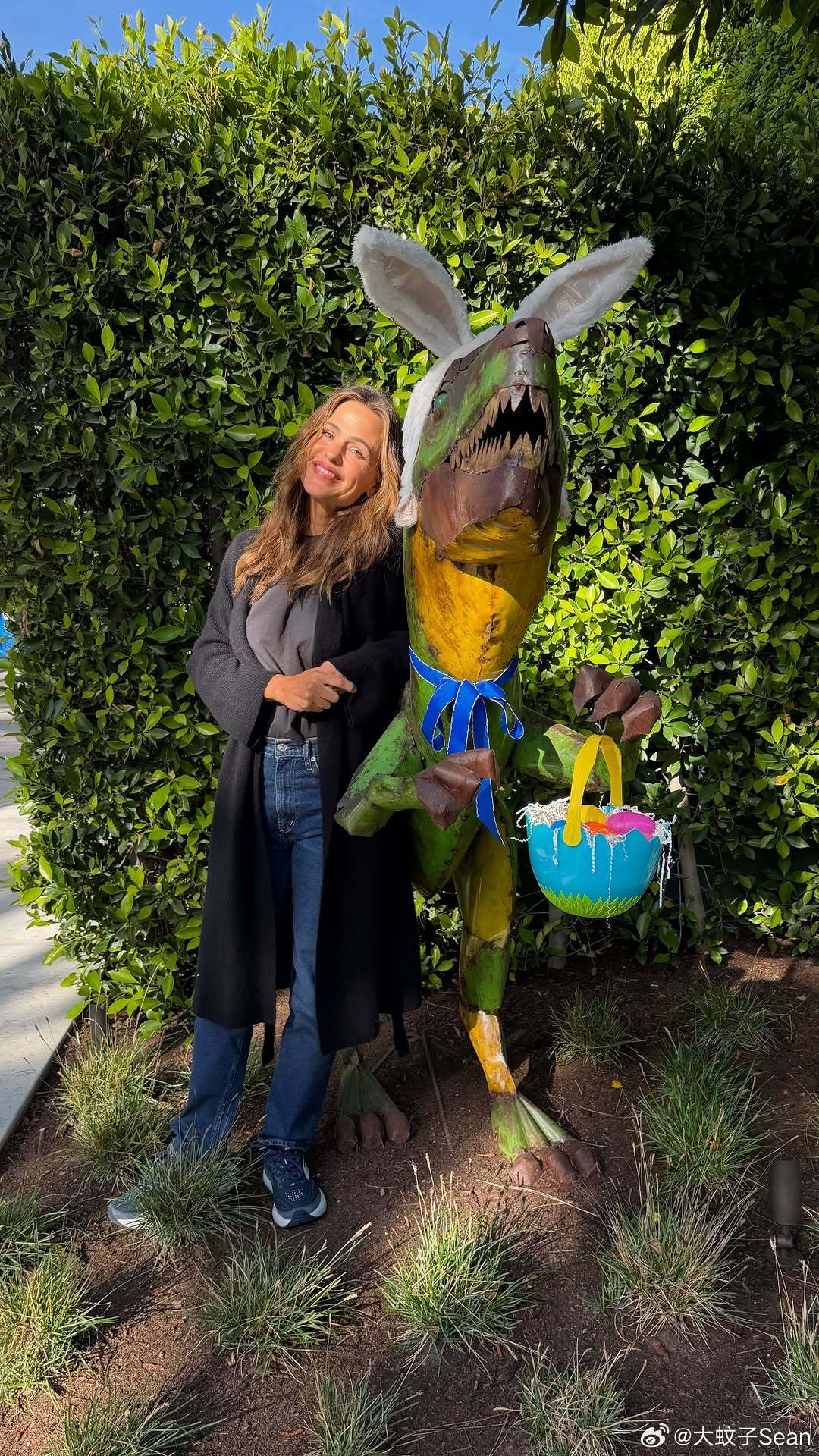 jennifergarner詹妮弗加纳祝大家复活节和逾越节快乐，家里甭管是恐龙