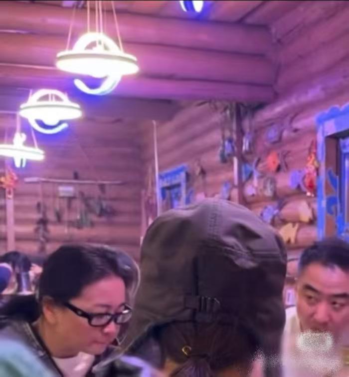 网友新疆偶遇贾玲张小斐聚餐1月22日，贾玲与张小斐在新疆禾木的一次偶遇引发了