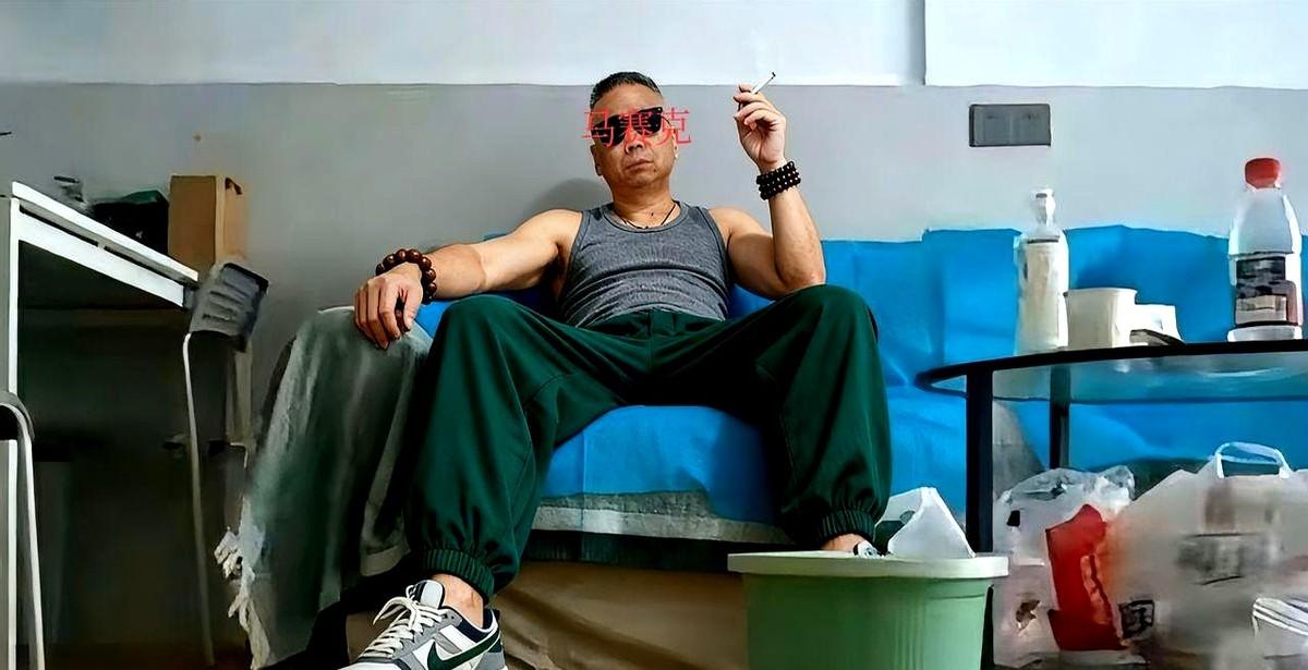 铺着医用卫生垫的沙发，一夜之间变成了新的网红打卡地，与此同时，V领睡裙也变成了热