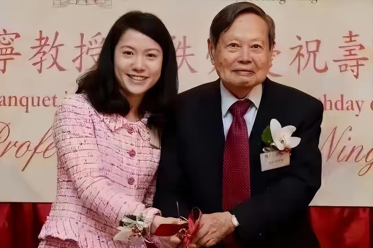 杨老溘然长逝，最让人心疼的当数翁帆。她在28岁到49岁的最美年华里，始终不离不