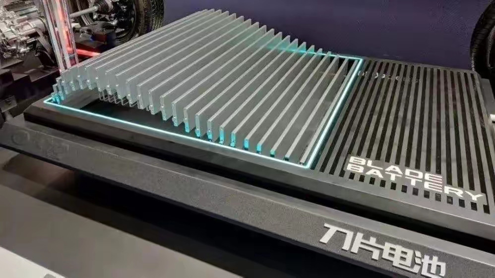 目前搭载比亚迪二代刀片电池的主流车型：1.比亚迪：汉L、唐L、秦L、宋L