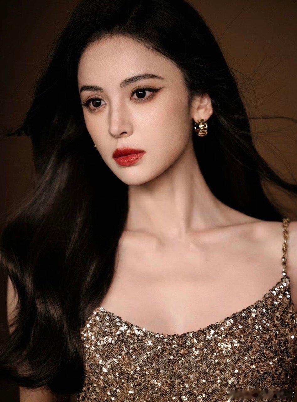 娜扎不会贴假睫毛原来大美女也有不会的事！不过没事，她的美貌已经自带“滤镜”，不