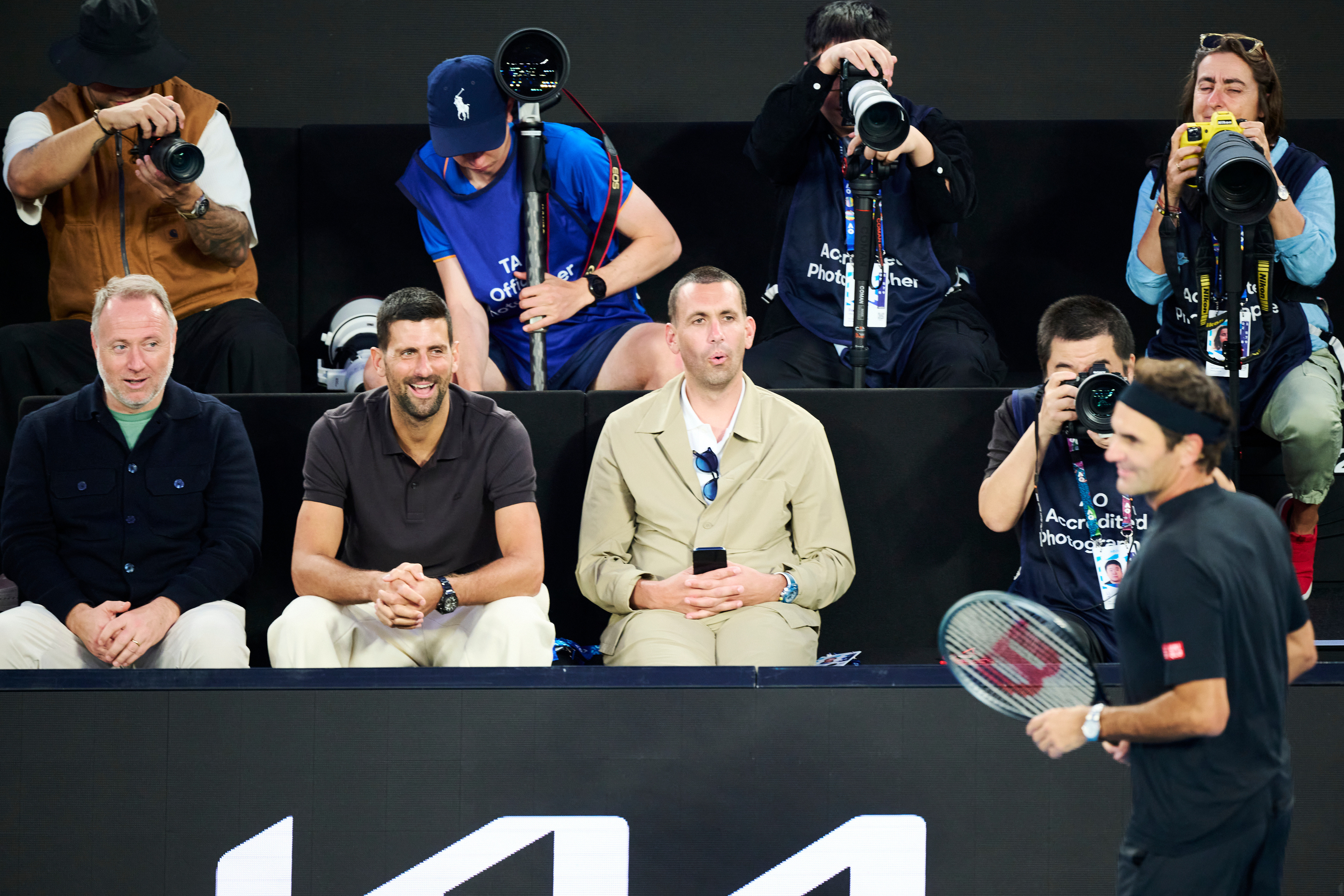 澳网名场面！费德勒再度和小德同框，这一次同框的还有摄影席位的中国摄影师李欣和中国