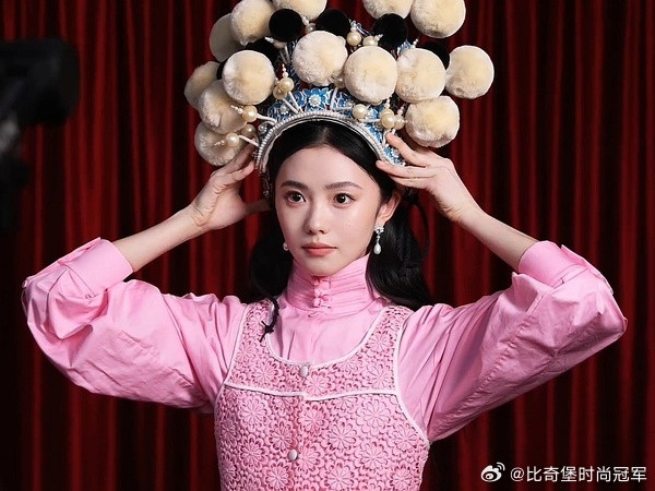 刘浩存这套造型好像归来里的张慧雯，国师审美真是一如既往的文工团风味。