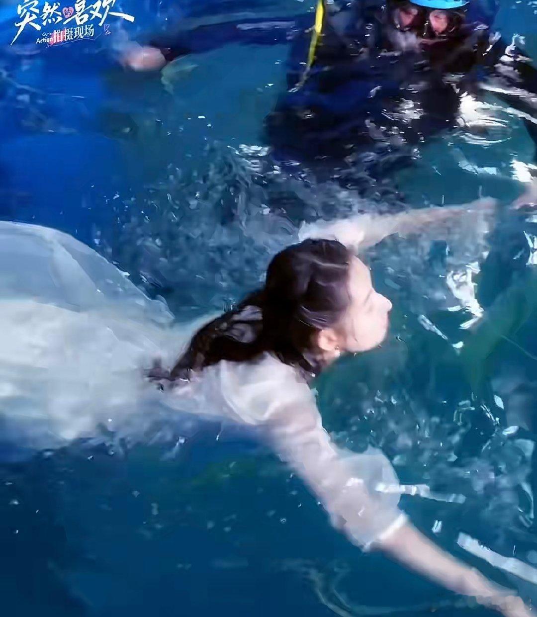 突然的喜欢水下吻居然是实拍剧组也太用心了！在特效便捷的当下，坚持实拍水下吻戏