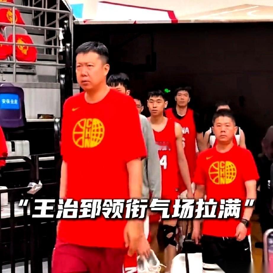 赛前，通道里气氛不对。一边是刚踩完场的日本队，一边是准备入场的中国男篮。两拨人