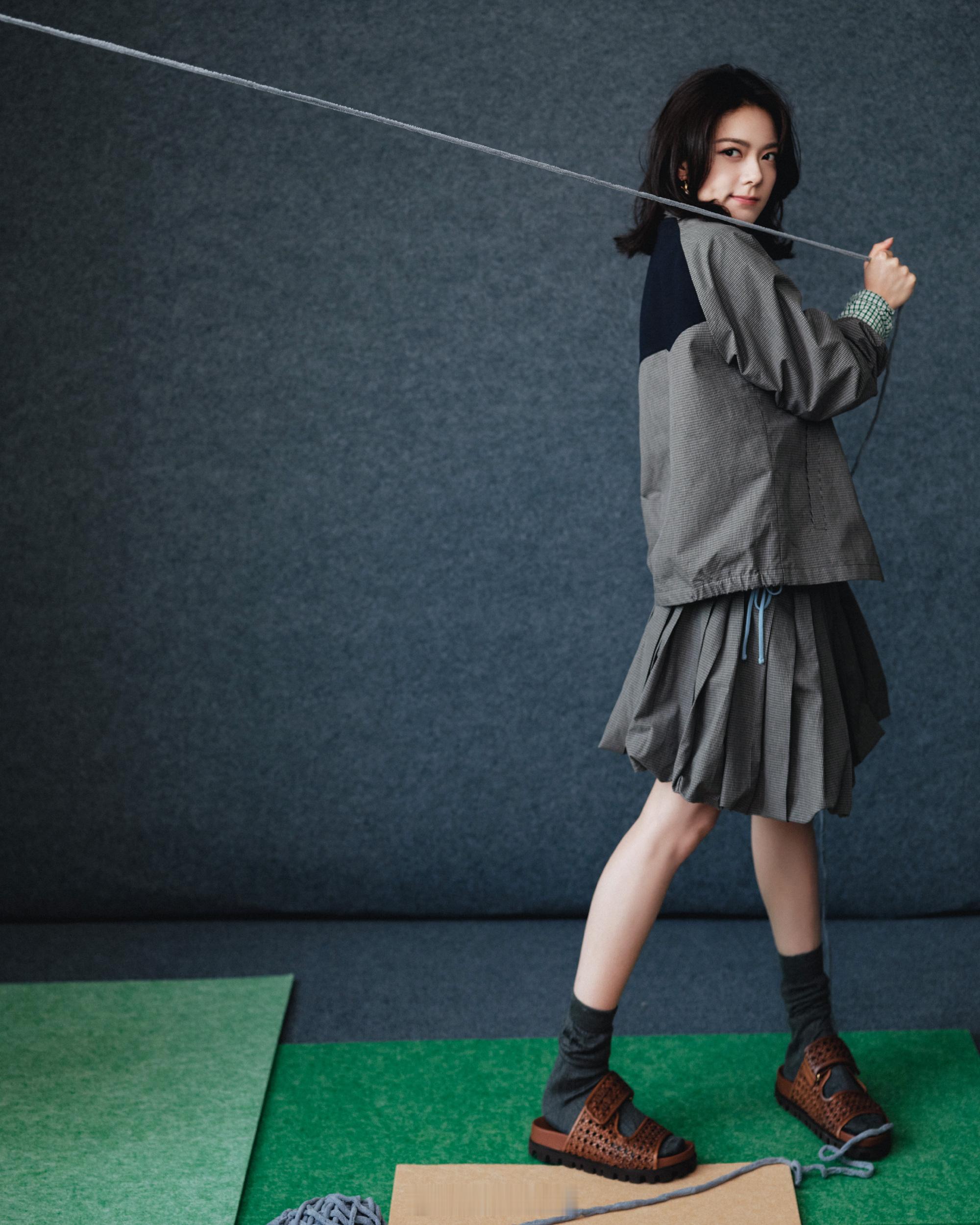 制服短裙活泼灵动、尽显少女俏皮——赵今麦。每日明星美图分享另外翘楚热度它真热