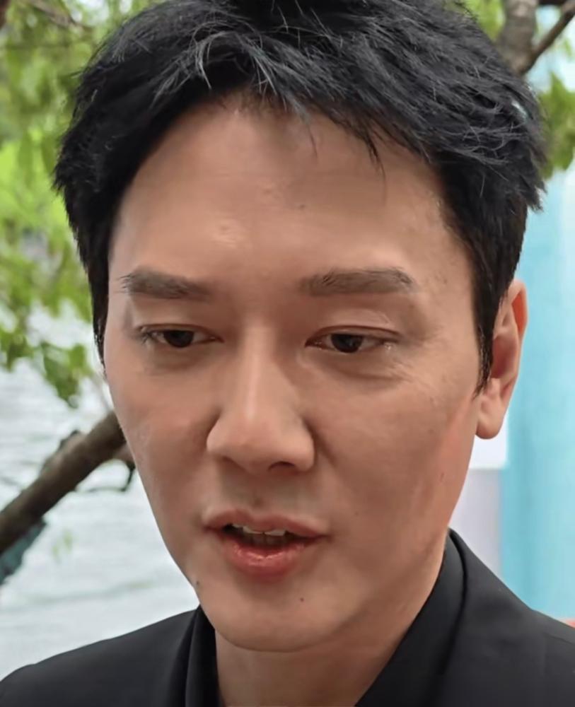 我想说​离开赵丽颖后的冯绍峰​真的是断崖式衰老，明明之前和赵丽颖在一起时