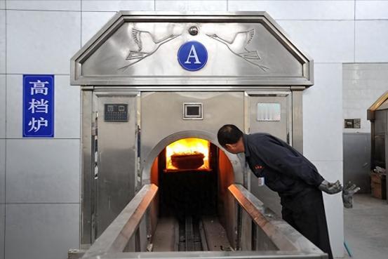 一位火葬场工作人员说：“人死后，一是要火化，二是火化后，不要领骨灰，让火葬厂处理