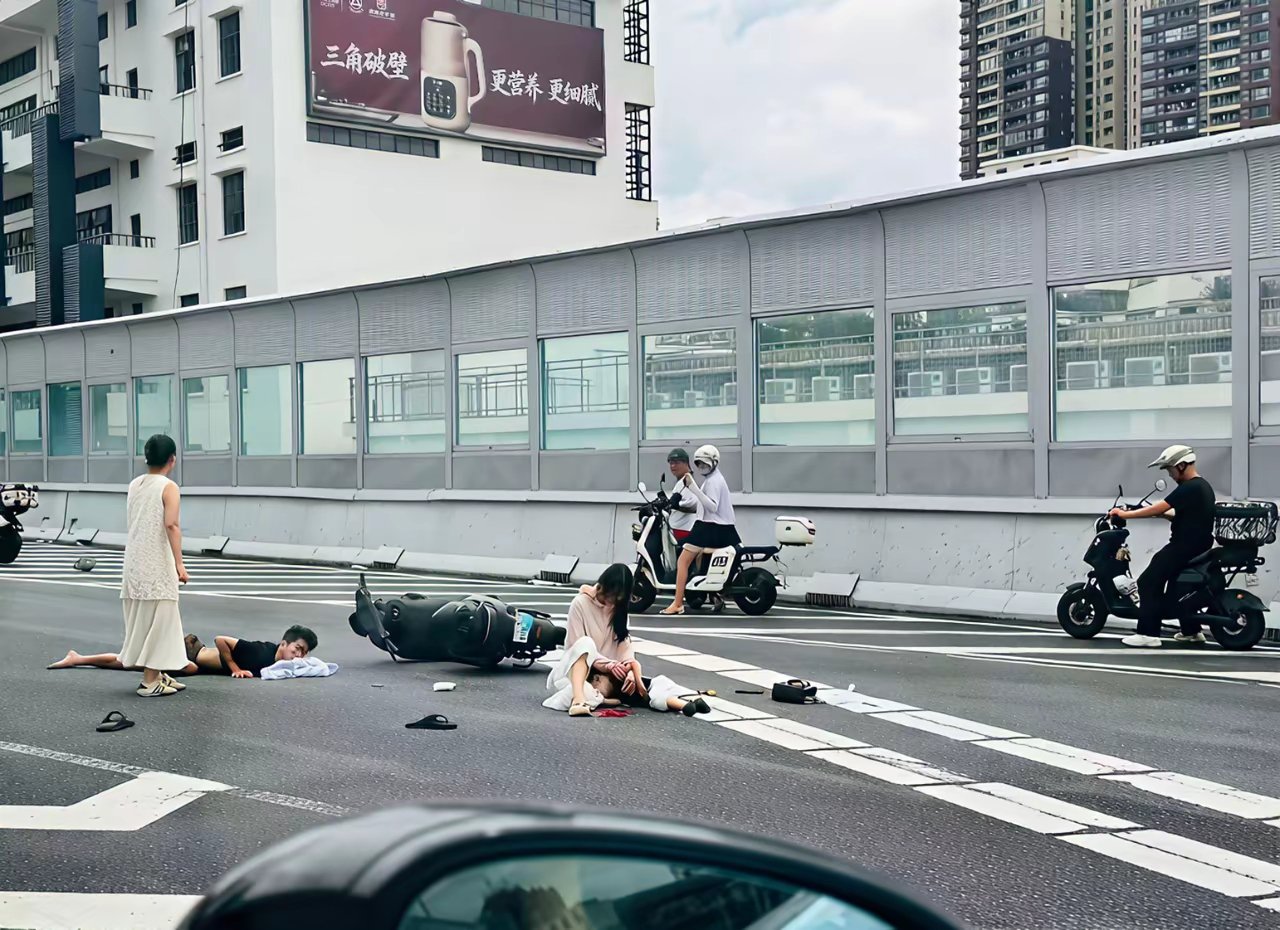 一家三口骑电动车违规上高架！宝马车主也很倒霉了……